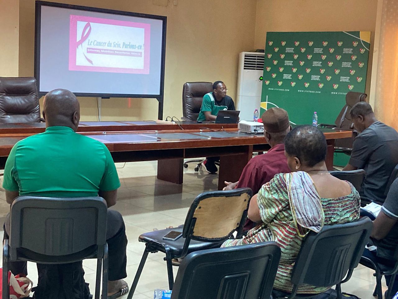  une séance de sensibilisation sur le cancer du sein, du col de l’utérus et de la prostate